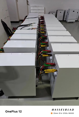 51.2v باتری ذخیره سازی خورشیدی حالت نصب قابل انباشت پنل خورشیدی